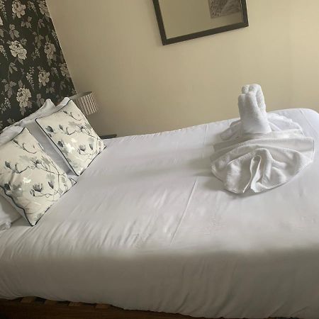 The Swan @ Stoford Ξενοδοχείο Εξωτερικό φωτογραφία A bed with a duvet