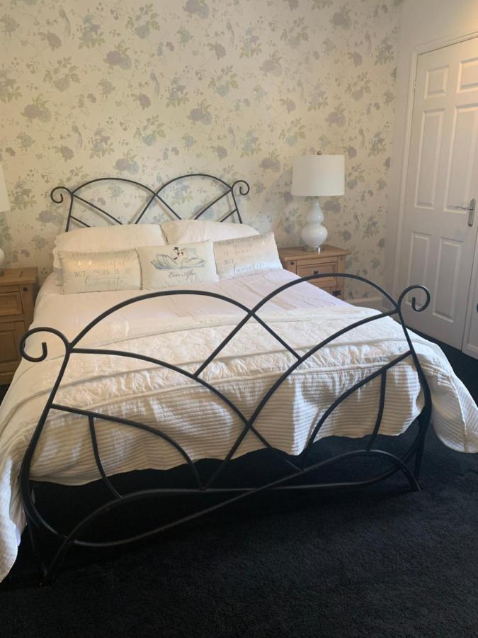 The Swan @ Stoford Ξενοδοχείο Εξωτερικό φωτογραφία Wrought iron bed