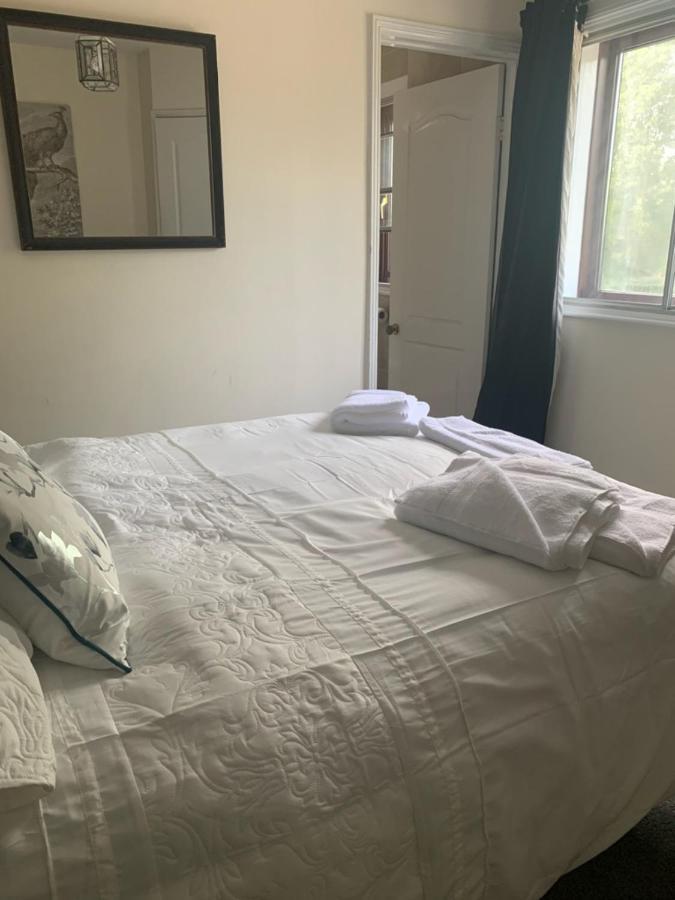 The Swan @ Stoford Ξενοδοχείο Εξωτερικό φωτογραφία A bed with a duvet