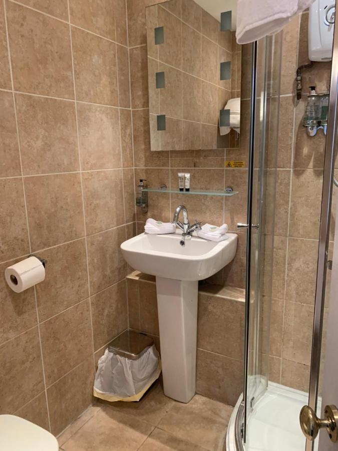 The Swan @ Stoford Ξενοδοχείο Εξωτερικό φωτογραφία A modern bathroom