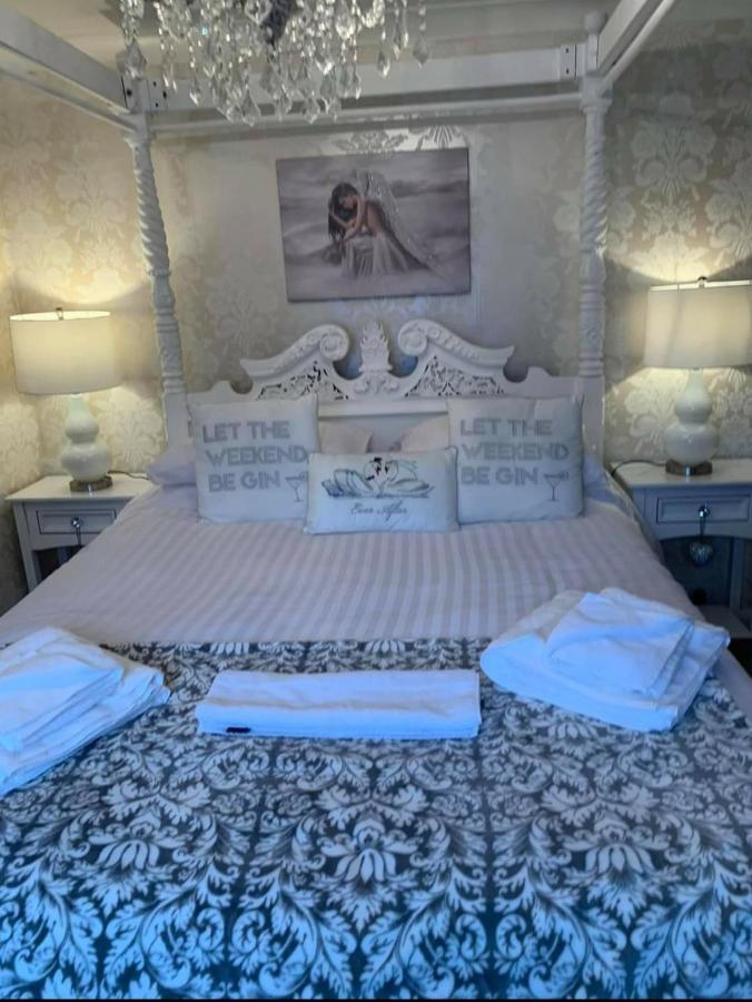 The Swan @ Stoford Ξενοδοχείο Εξωτερικό φωτογραφία The wedding bed