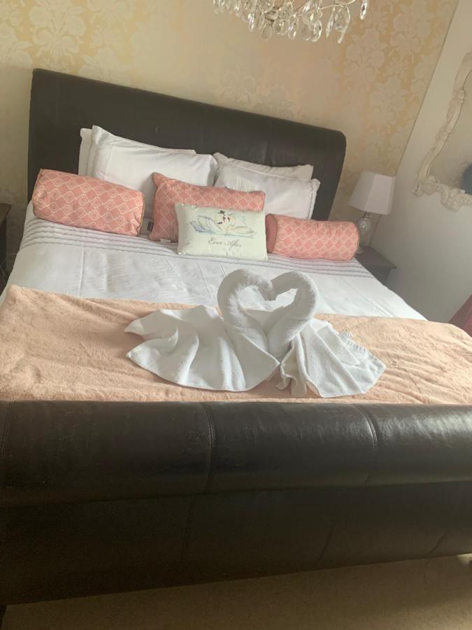 The Swan @ Stoford Ξενοδοχείο Εξωτερικό φωτογραφία A bed with a heart shaped towel