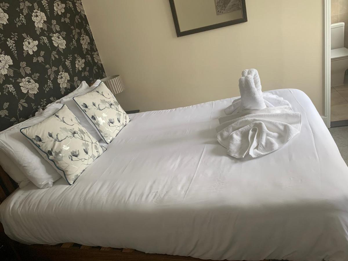 The Swan @ Stoford Ξενοδοχείο Εξωτερικό φωτογραφία A bed with a duvet