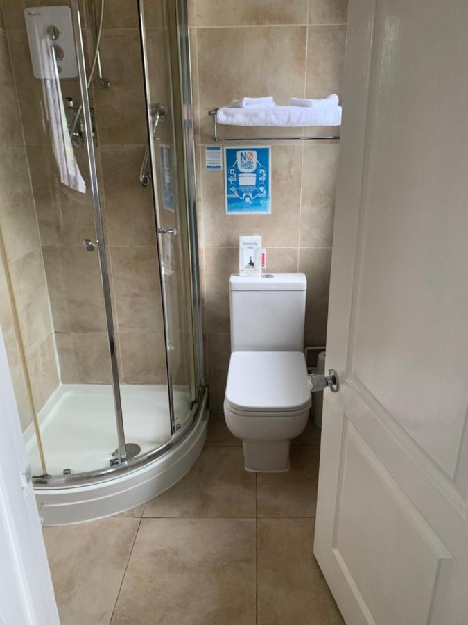 The Swan @ Stoford Ξενοδοχείο Εξωτερικό φωτογραφία A shower cubicle